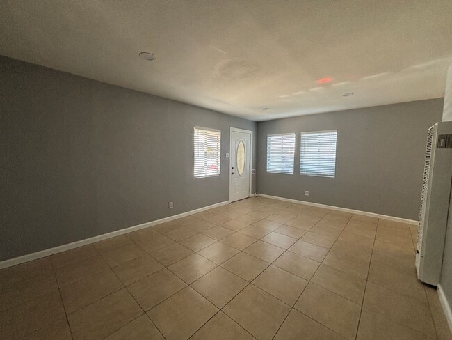 Building Photo - Charming West Lancaster Duplex