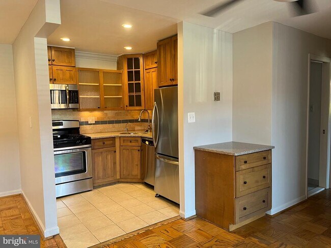 Building Photo - 1508 S George Mason Dr