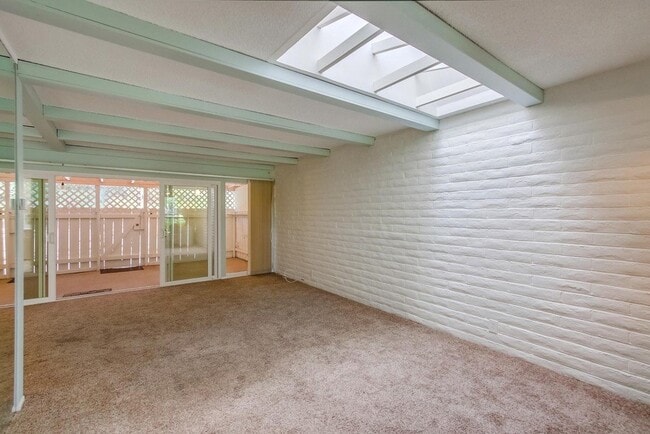 Building Photo - Large and bright condo in the Grossmont Vi...