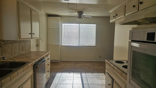 Building Photo - 956 W Antonio Dr