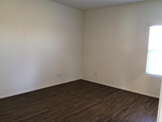 Building Photo - 900 Piney Cove