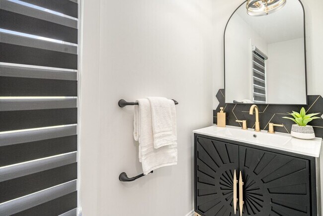 Building Photo - 95 Short Dr