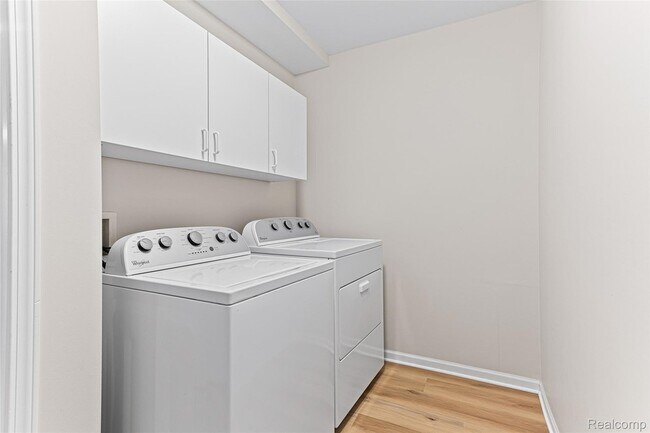 Building Photo - 1033 Calpernia