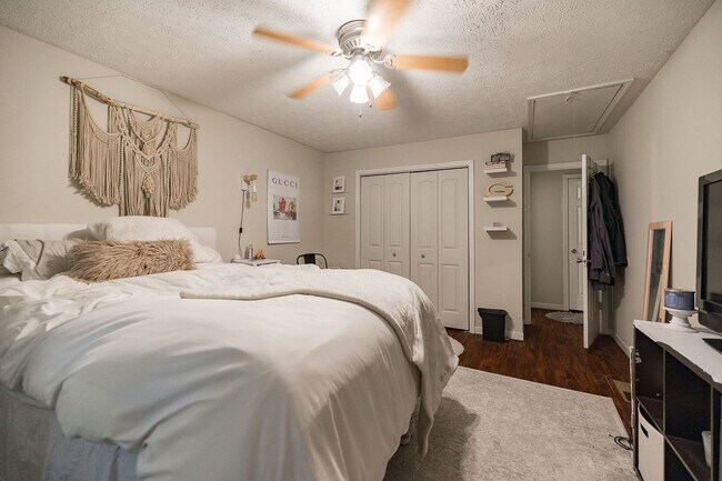 Building Photo - Awesome 5-Points corner Condo!