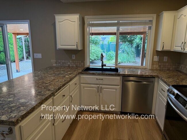 Building Photo - Outstanding 3 Bedroom Fairview Home