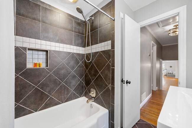 Building Photo - 550 High Point Ln
