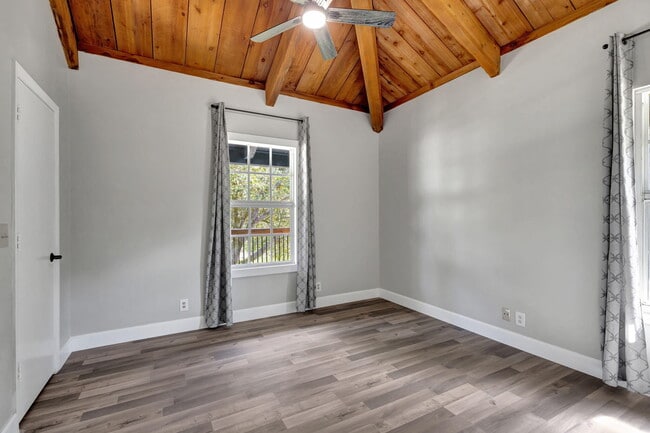 Building Photo - 18301 Murray Ln