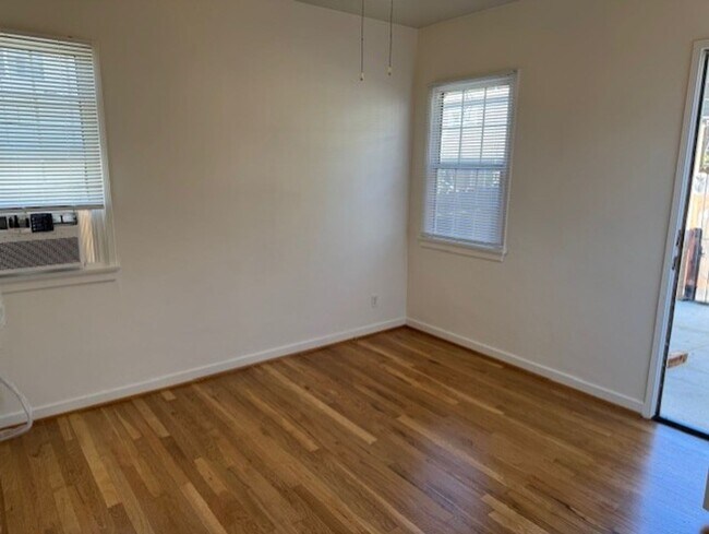 Building Photo - One bedroom, one bath in La Crescenta