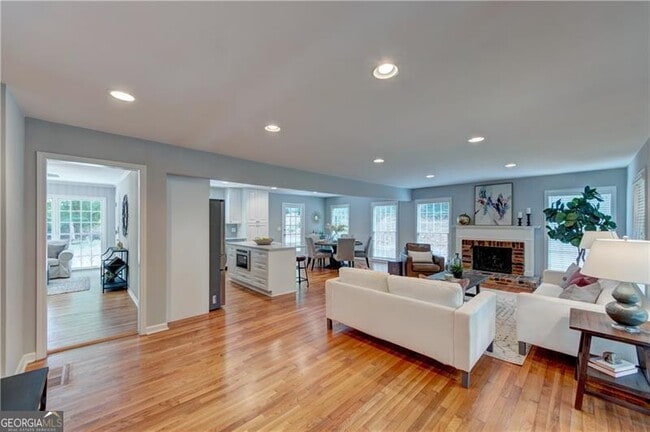 Building Photo - 4540 Club Valley Dr NE