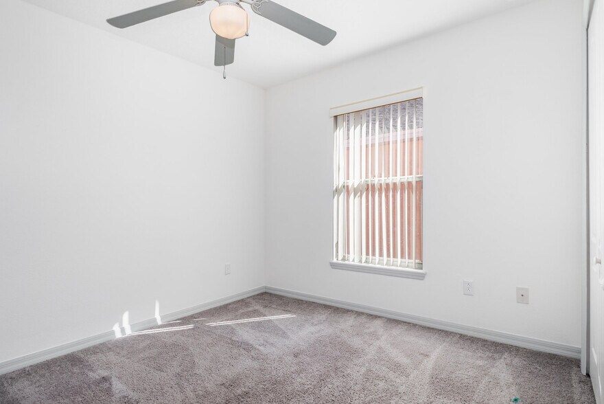 Building Photo - 923 Sandy Ridge Dr