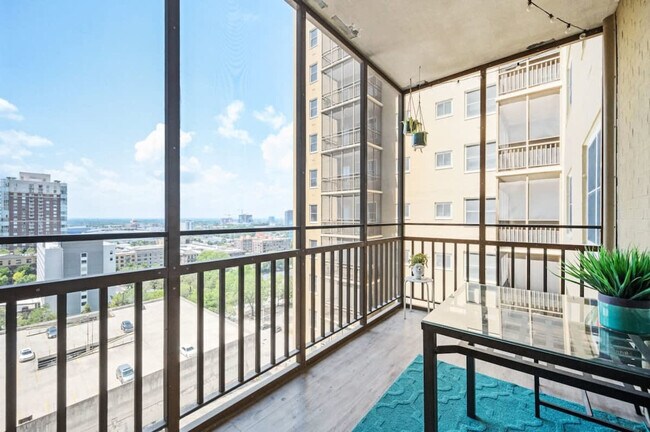 Building Photo - 300 W Peachtree St NW