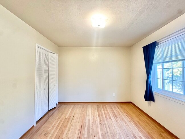 Building Photo - Stunning 3-bedroom, 2-bathroom home with a bonus room/office!