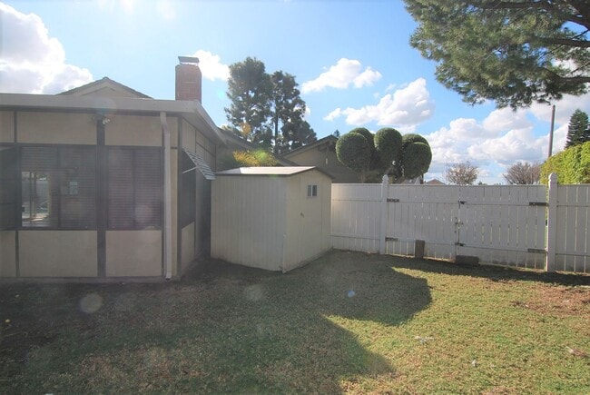 Building Photo - Spacious Cul De Sac House with Yard and Pool