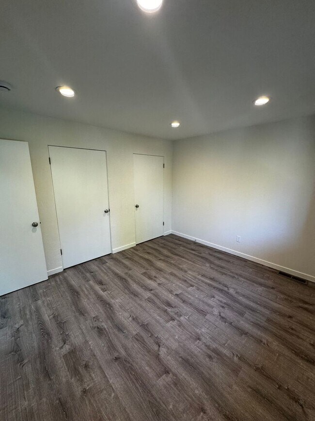 Building Photo - Gorgeous Updated 3-Bedroom Townhome in Pri...