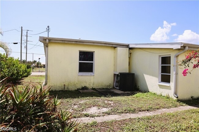 Building Photo - 21380 Edgewater Dr