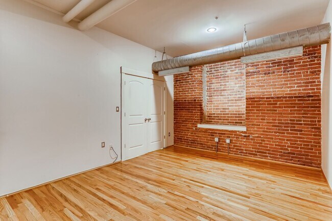 Building Photo - 3 Bedroom 2 Bath Loft Living At It's Finest In LODO! Wireworks Building