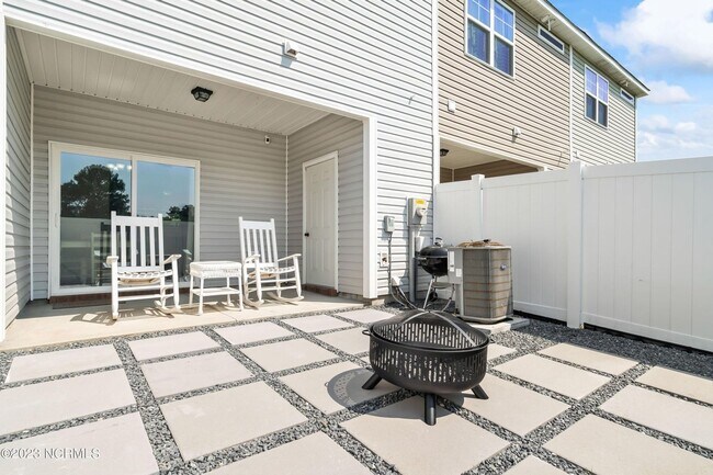 Building Photo - Modern Sneads Ferry Townhome with Private Fenced Yard