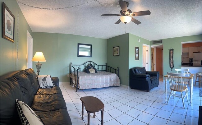 Building Photo - 4215 E Bay Dr