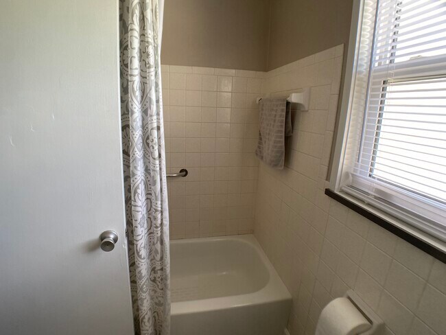 Building Photo - 5718-5713 13th Ave S