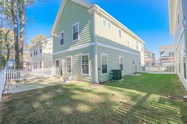 Building Photo - Exquisitely Maintained Move-in Ready!