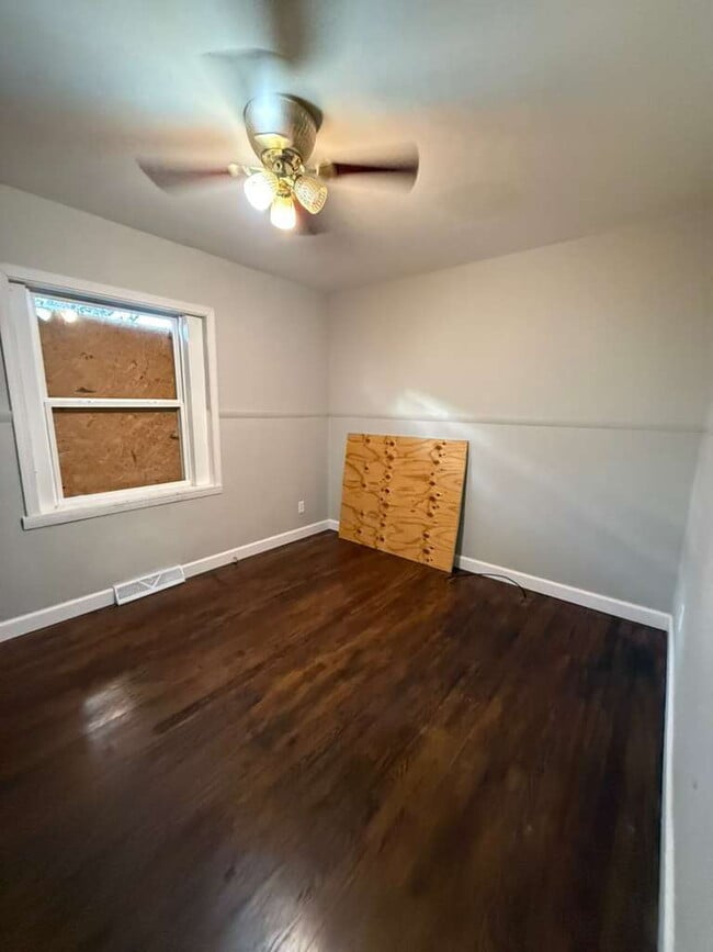 Building Photo - "Charming St. Louis Duplex: Cozy 2-Bedroom, 1-Bath with Hardwood Elegance!" Section 8 Approved