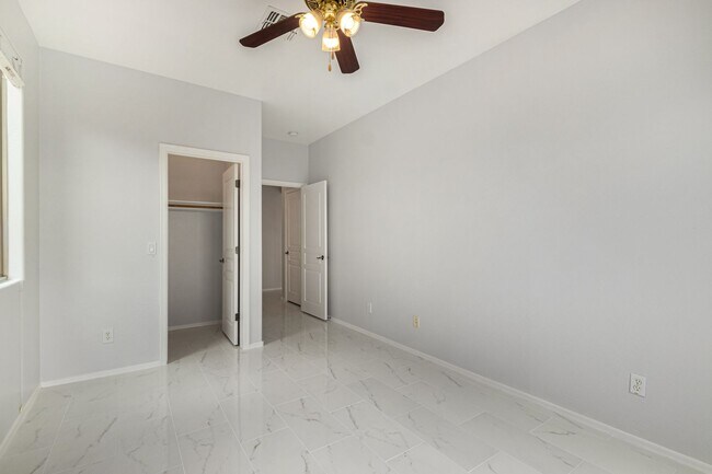 Building Photo - STUNNING 5 Bedroom Home in Peoria!