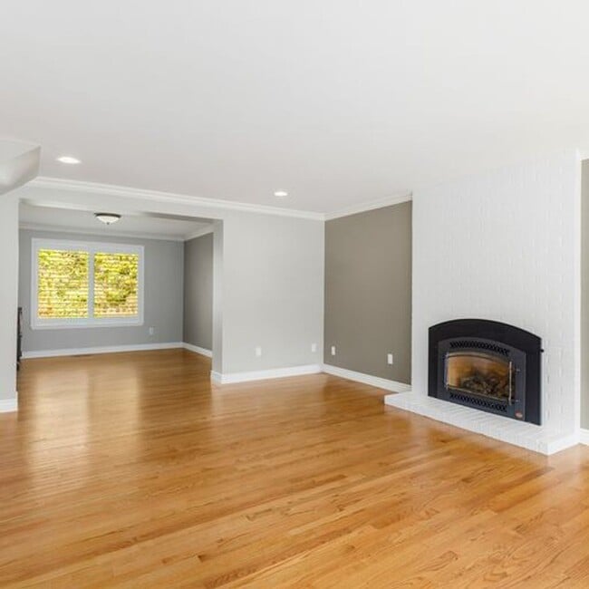 Building Photo - Secluded Lake Sammamish 3 bedroom plus bon...