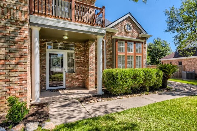 Building Photo - 4BD/3BA HOME IN SHADY HOLLOW ON CUL-DE-SAC!