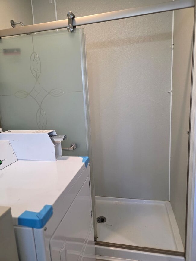 Building Photo - No Brokers Fee, In-Unit Laundry, Eat-in Kitchen, Large bedrooms, 3 Full Bathrooms