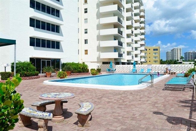 Building Photo - 401 Golden Isles Dr