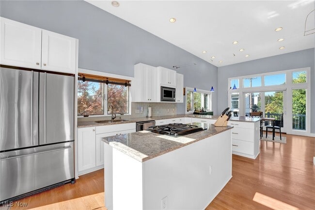 Building Photo - 2227 City View Dr