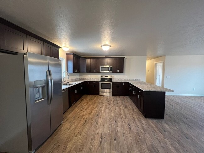 Building Photo - 3 Bedroom Charming Duplex
