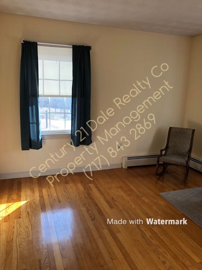 Building Photo - Very Large 3 BR House in North Eastern School District