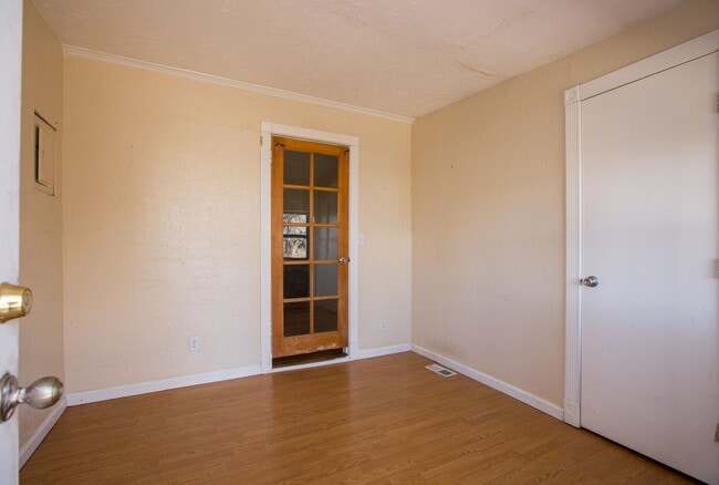 Building Photo - Charming Old Town Bungalow!