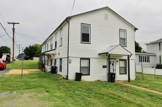 Building Photo - Larger Renovated 2 Bed / 1 Bath Apartment ...