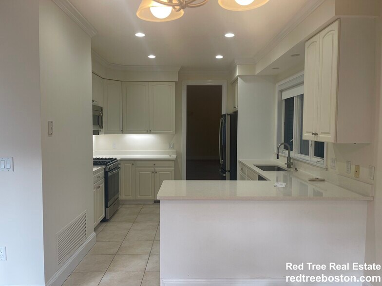 Building Photo - 901 W Roxbury Pky