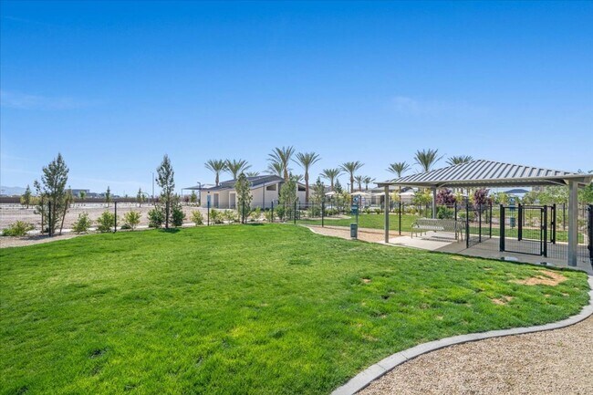 Building Photo - Spacious 3 Bd, 2Bath Open Concept, Community Amenities and more!