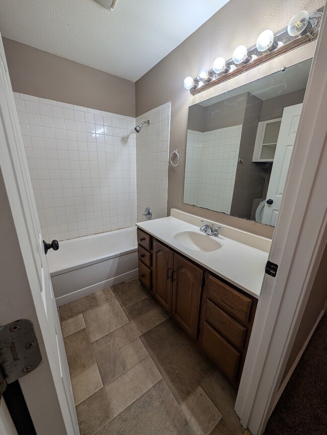 Building Photo - 516 NE Twiss Ave