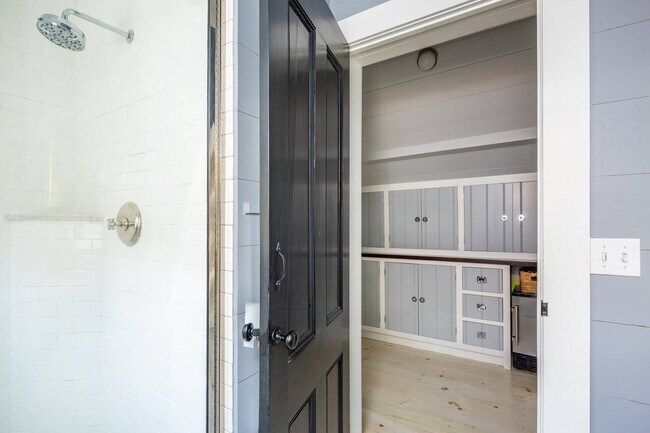 Building Photo - 156 Georgica Rd