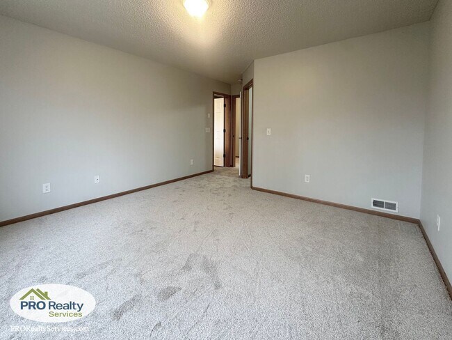 Building Photo - Recently Remodeled 3 Bedroom Townhome