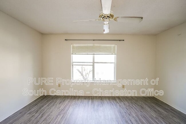 Building Photo - 2011 N Hwy 17