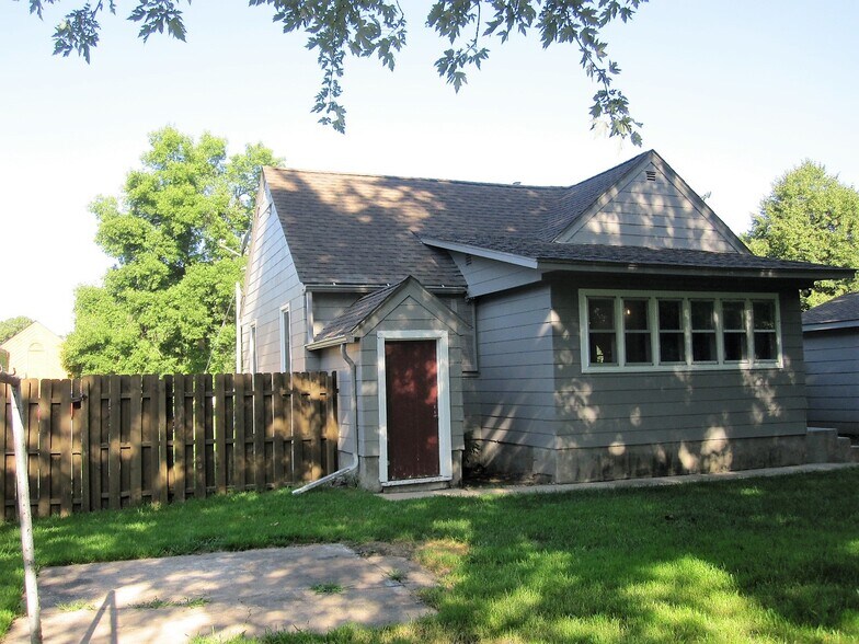 Building Photo - 376 S Pierson Ave