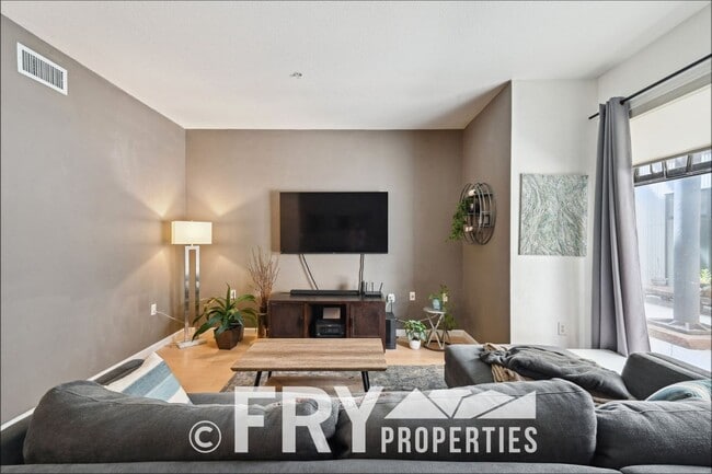 Building Photo - Spacious 1 bedroom Main Floor Condo in RiNo
