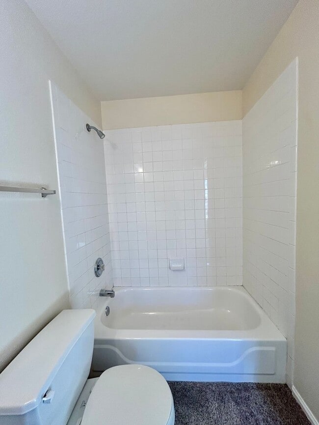 Building Photo - 2BR End Unit Townhome in Rock Creek