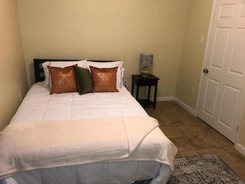 Queen bedroom - 2733 Amelia St