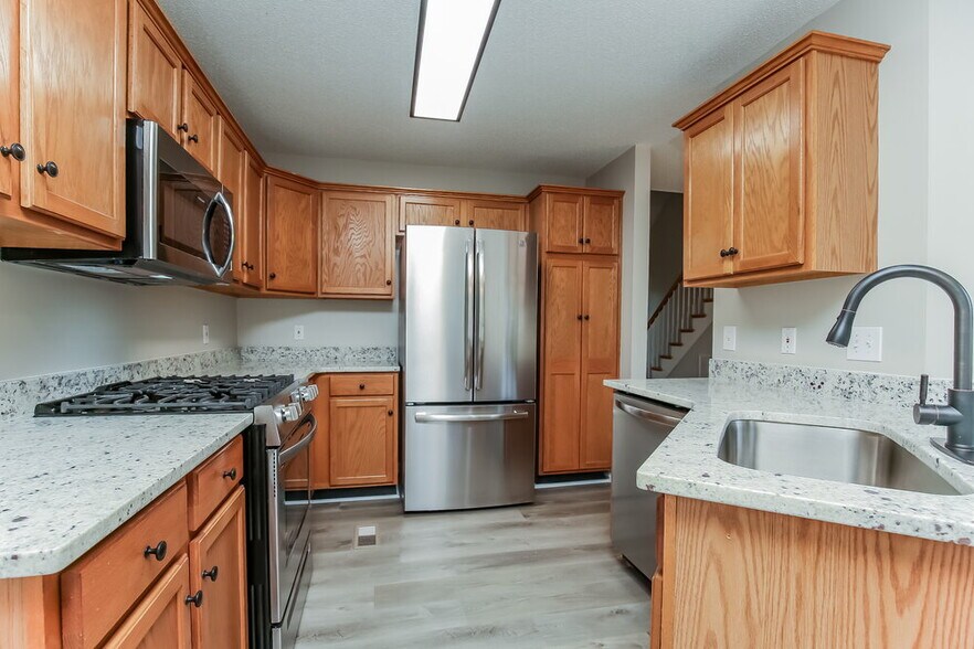 Building Photo - 6628 Shadyview Dr