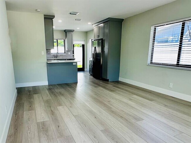 Building Photo - 2175 NE 51st Ct