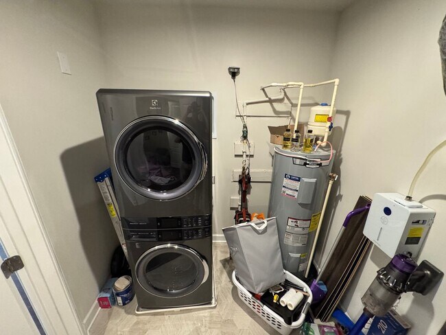 Building Photo - Stylish 2 Bed 2 Bath Condo With Den & Balc...