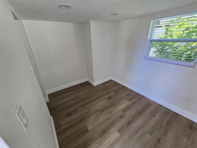 Building Photo - 416 W Ianthe St