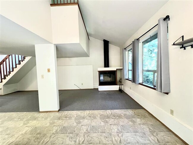 Building Photo - Relaxed 2-Bed, 1.5-Bath Home in a Quiet Gi...